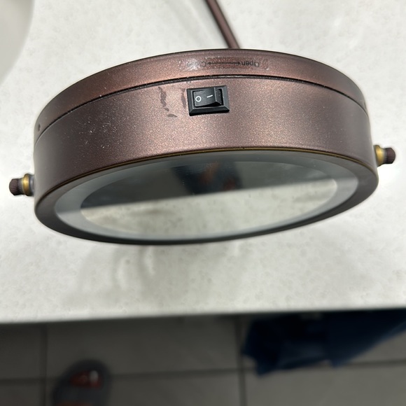 Round magnifying wall mirror - Picture 4 of 12